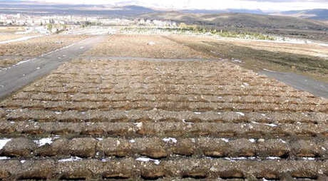 Erzurum'da Ekipler Kış İçin 600 Mezar Yerini Hazır Hale Getirdi