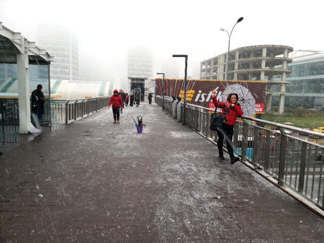 İstanbul'da Beklenen Kar Yağışı Beylikdüzü'nde Başladı İstanbul'da Beklenen Kar Yağışı Beylikdüzü'nde Başladı