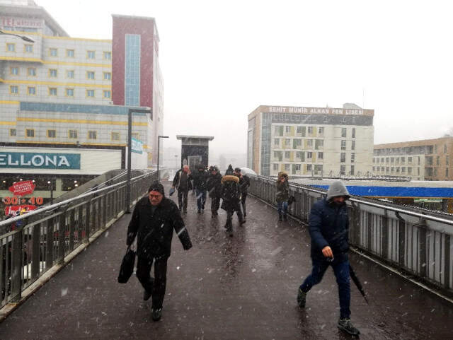 İstanbul'da Beklenen Kar Yağışı Beylikdüzü'nde Başladı İstanbul'da Beklenen Kar Yağışı Beylikdüzü'nde Başladı