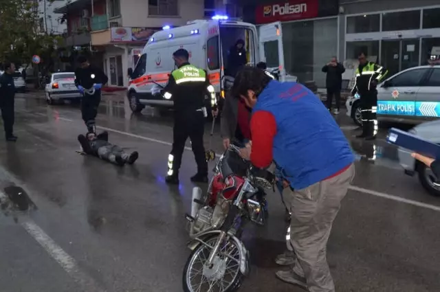 Yola Savrulan Motosiklet Sürücüsü, Ambulansı Asfaltın Üzerine Uzanarak Bekledi