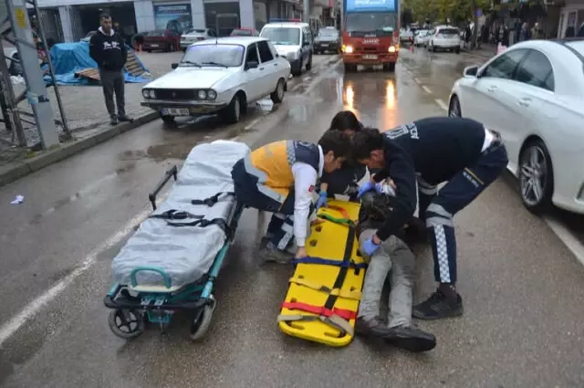Yola Savrulan Motosiklet Sürücüsü, Ambulansı Asfaltın Üzerine Uzanarak Bekledi