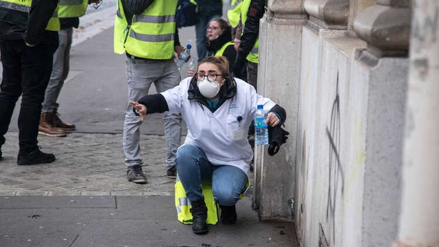 Sarı Yelekliler İsyanı: 'Küçük İnsanlar' Macron'a Nasıl Geri Adım Attırdı?