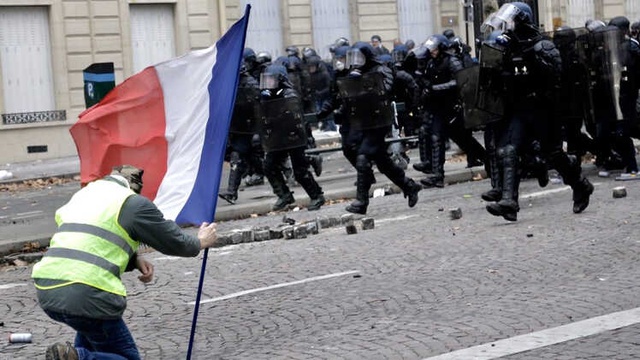Sarı Yelekliler İsyanı: 'Küçük İnsanlar' Macron'a Nasıl Geri Adım Attırdı?