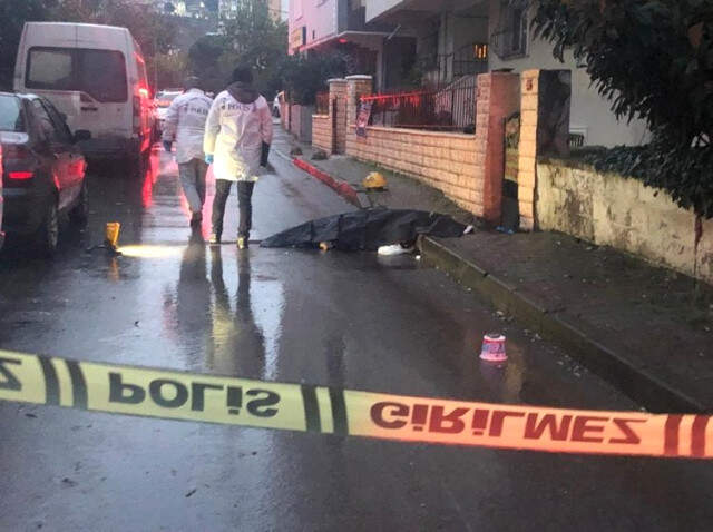Sokak Ortasında Bir Kadın Başından Vurularak Öldürüldü Sokak Ortasında Bir Kadın Başından Vurularak Öldürüldü