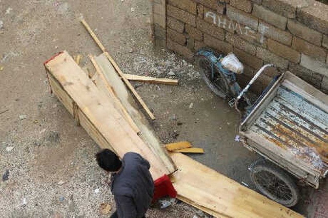 Çaresiz Kalan Çift, Engelli Çocuklarını Tabutları Yakarak Isıtmaya Çalışıyor