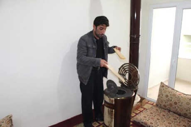 Çaresiz Kalan Çift, Engelli Çocuklarını Tabutları Yakarak Isıtmaya Çalışıyor