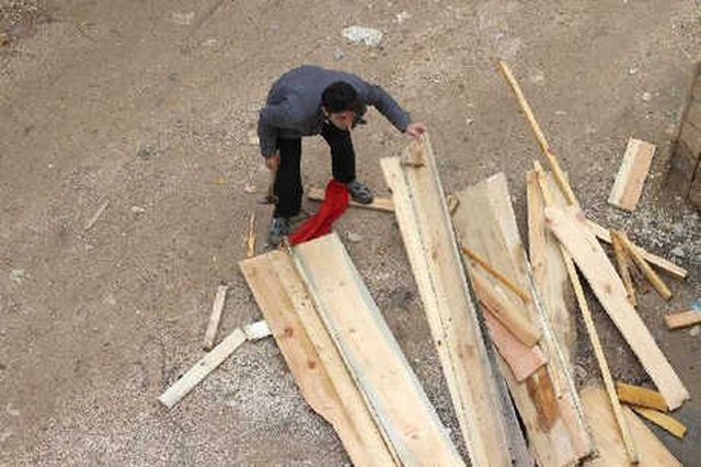 Çaresiz Kalan Çift, Engelli Çocuklarını Tabutları Yakarak Isıtmaya Çalışıyor