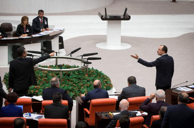 Meclis'te AK Parti ile CHP Milletvekillerinin Yumruklaşmasına Ramak Kaldı