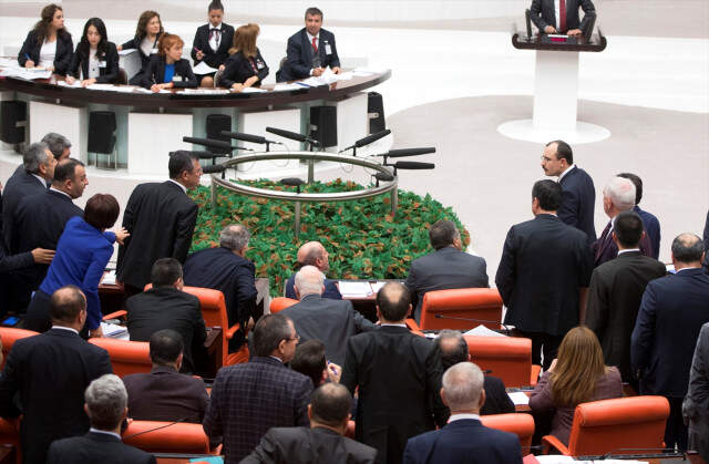 Meclis'te AK Parti ile CHP Milletvekillerinin Yumruklaşmasına Ramak Kaldı