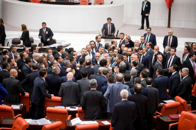 Meclis'te AK Parti ile CHP Milletvekillerinin Yumruklaşmasına Ramak Kaldı