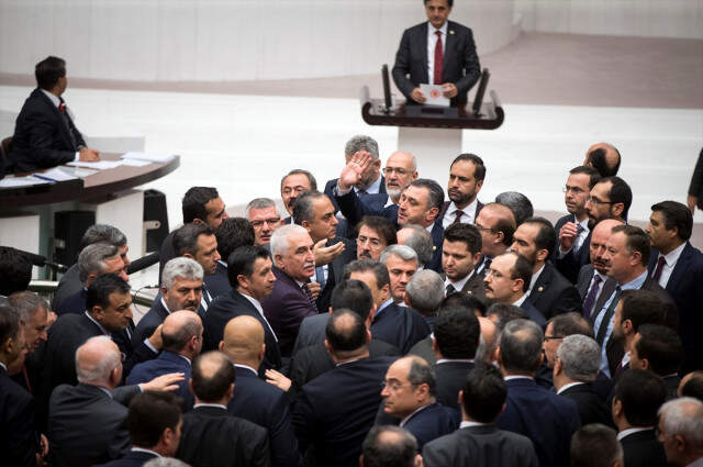 Meclis'te AK Parti ile CHP Milletvekillerinin Yumruklaşmasına Ramak Kaldı