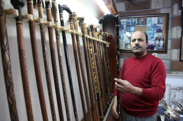 30 Yıllık Bastoncunun Koç, Sığır ve Manda Boynuzlarını İşleyerek Yaptığı Selçuklu Motifli Bastonlar Kapış Kapış Satılıyor 30 Yıllık Bastoncunun Koç, Sığır ve Manda Boynuzlarını İşleyerek Yaptığı Selçuklu Motifli Bastonlar Kapış Kapış Satılıyor