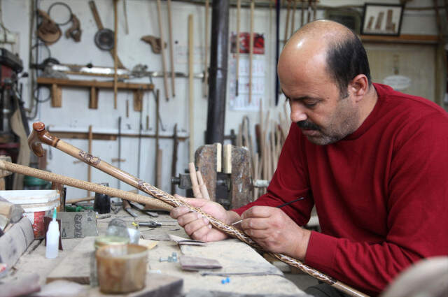 30 Yıllık Bastoncunun Koç, Sığır ve Manda Boynuzlarını İşleyerek Yaptığı Selçuklu Motifli Bastonlar Kapış Kapış Satılıyor 30 Yıllık Bastoncunun Koç, Sığır ve Manda Boynuzlarını İşleyerek Yaptığı Selçuklu Motifli Bastonlar Kapış Kapış Satılıyor