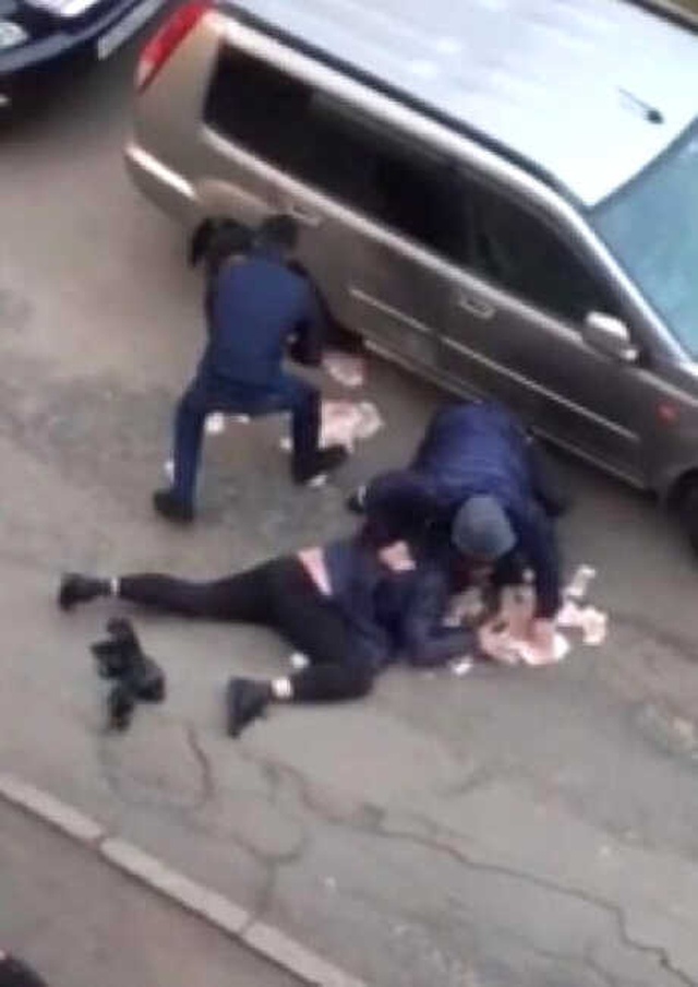 Adamı Darp Edip, Yere Savrulan Paralarını Yağmaladılar