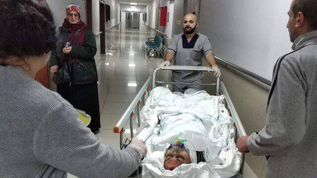 Evinin Penceresini Silerken 3'üncü Kattan Aşağı Düşen Kadının Kıyafetleri Kocasının Elinde Kaldı Evinin Penceresini Silerken 3'üncü Kattan Aşağı Düşen Kadının Kıyafetleri Kocasının Elinde Kaldı