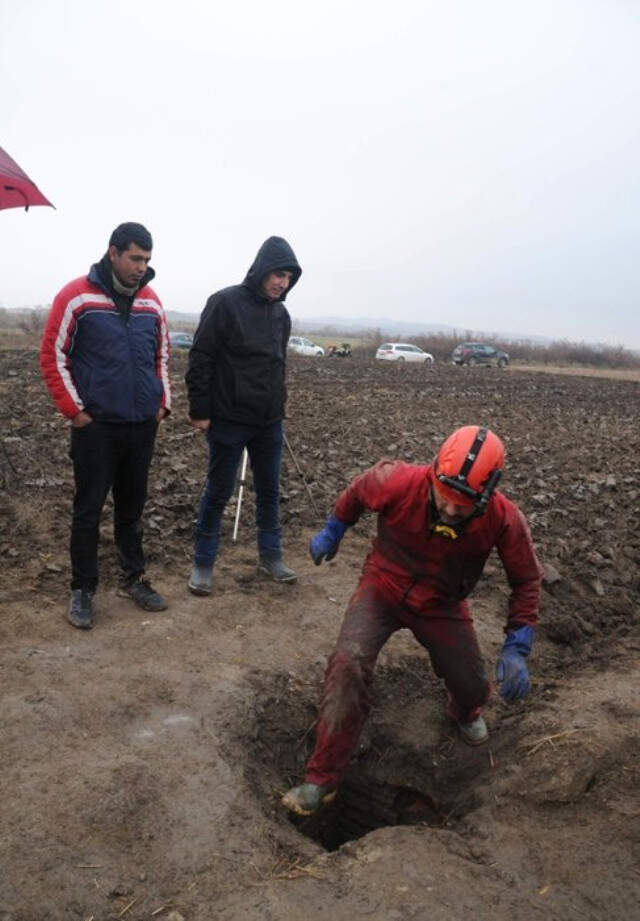 Tarlasını Süren Çiftçi, Tesadüfen Tarihi Su Tünellerini Buldu Tarlasını Süren Çiftçi, Tesadüfen Tarihi Su Tünellerini Buldu