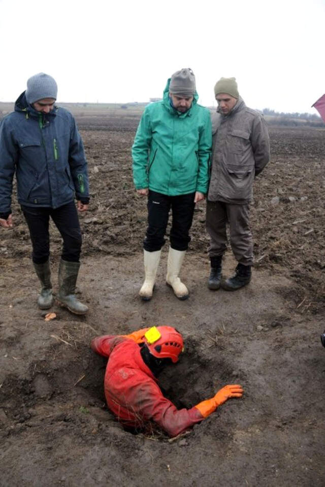 Tarlasını Süren Çiftçi, Tesadüfen Tarihi Su Tünellerini Buldu Tarlasını Süren Çiftçi, Tesadüfen Tarihi Su Tünellerini Buldu