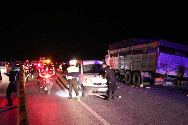 Vatandaşlara Yardım Etmek İçin Duran Polis Aracına Kamyon Çarptı: Şehit ve Yaralılar Var