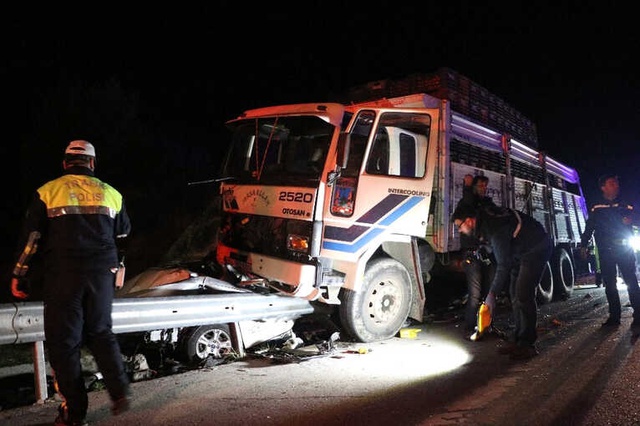Vatandaşlara Yardım Etmek İçin Duran Polis Aracına Kamyon Çarptı: Şehit ve Yaralılar Var