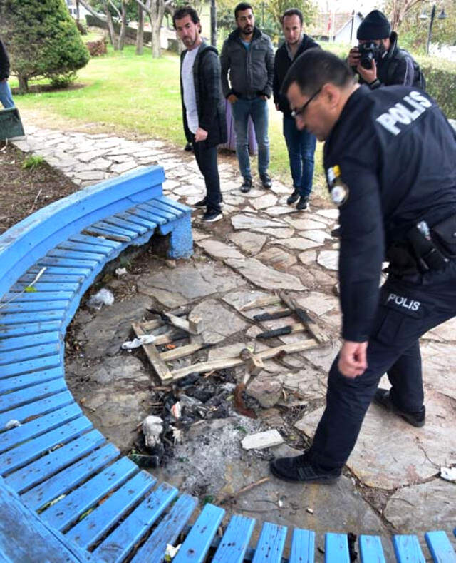 Dehşete Düşüren Olay! Yavru Kediyi Yakarak Öldürdüler Dehşete Düşüren Olay! Yavru Kediyi Yakarak Öldürdüler