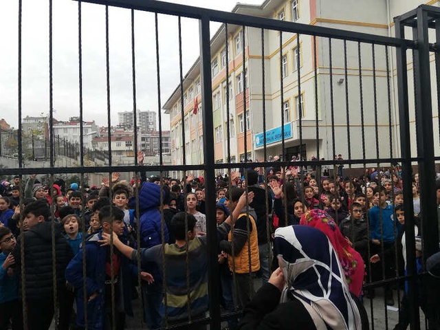 İstanbul'da Ortaokulda Yangın Paniği! Öğrenciler Tahliye Edildi