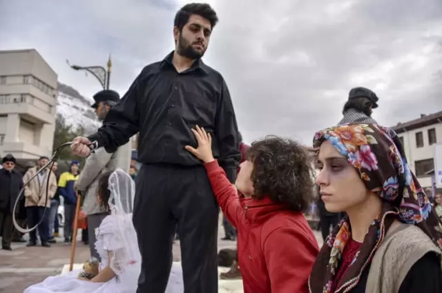 Kadına Yönelik Şiddete Dikkat Çekmek Sokak Tiyatrosu Yapıldı