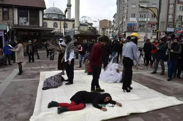 Kadına Yönelik Şiddete Dikkat Çekmek Sokak Tiyatrosu Yapıldı