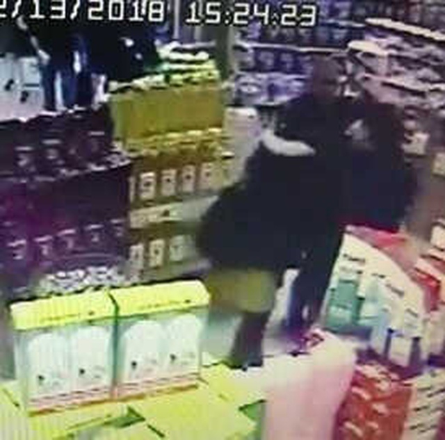 Markette Reyonları Dolaşırken Çarpışan Kadınlar Birbirlerine Girdi
