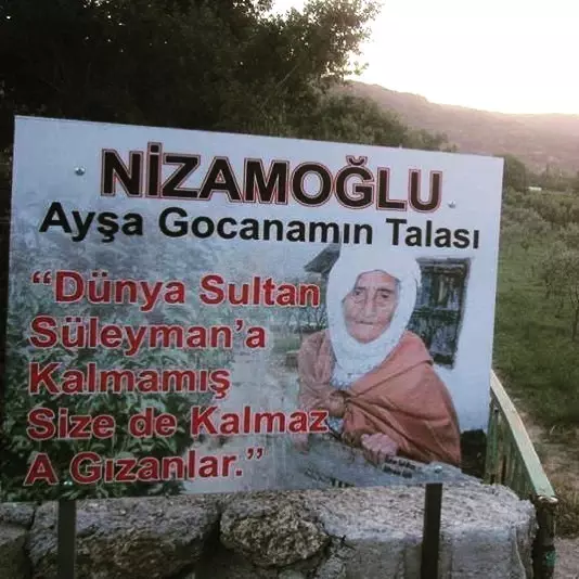 Tarlasının Girişine Öyle Bir Tabela Diktirdi Ki; Gören Okumadan Geçemiyor