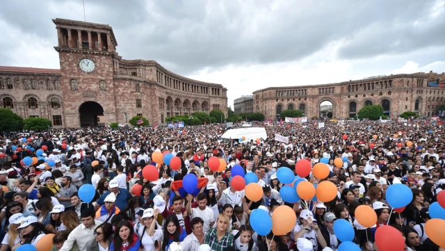 Ermenistan'da Bir Muhalefet Lideri Nasıl 'Devrimin' Yüzü Oldu?
