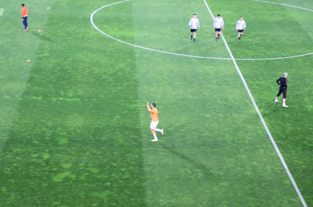 Galatasaraylı Taraftarlar, Porto Maçında Islıklanan Eren Derdiyok'u Tribünlere Çağırdı!