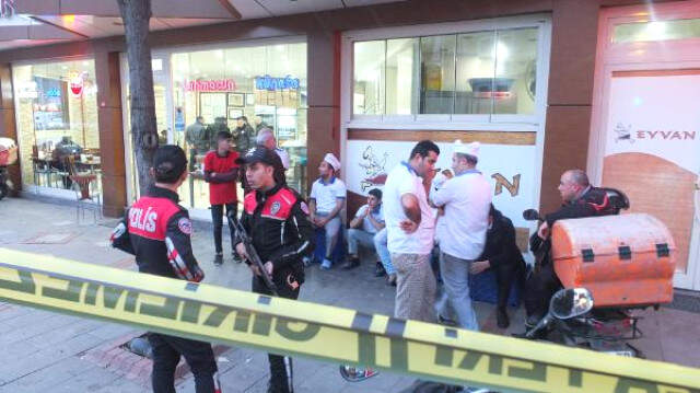 İstanbul'un Göbeğinde Kebapçı Dükkanına Silahlı Saldırı! Ölü ve Yaralılar Var İstanbul'un Göbeğinde Kebapçı Dükkanına Silahlı Saldırı! Ölü ve Yaralılar Var