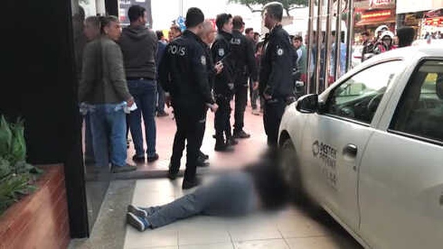 Genç Kadının Çığlıklarını Duyan Vatandaşlar, Kapkaççıyı Yakalayıp Meydan Dayağı Attı