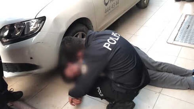Genç Kadının Çığlıklarını Duyan Vatandaşlar, Kapkaççıyı Yakalayıp Meydan Dayağı Attı