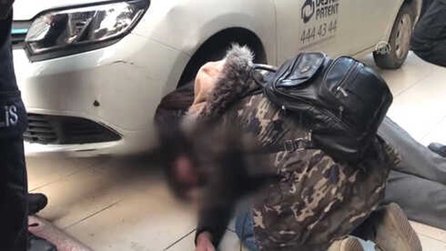 Genç Kadının Çığlıklarını Duyan Vatandaşlar, Kapkaççıyı Yakalayıp Meydan Dayağı Attı