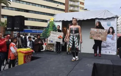 İzmir'de Çocuklar, Çöplerle Defile Yaptı