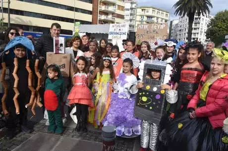 İzmir'de Çocuklar, Çöplerle Defile Yaptı