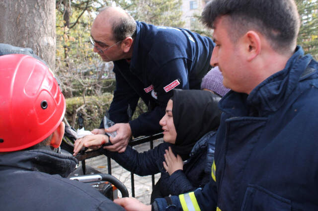 Okuldan Kaçmaya Çalışan Öğrencinin Eline, Demir Korkuluk Saplandı