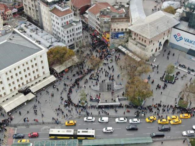 Piyango Bileti Almak İçin Nimet Abla'nın Önünde Metrelerce Uzunlukta Kuyruk Oluşturdular