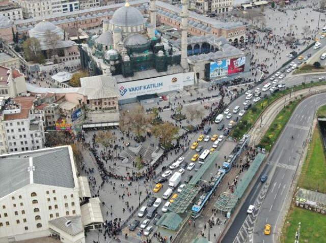 Piyango Bileti Almak İçin Nimet Abla'nın Önünde Metrelerce Uzunlukta Kuyruk Oluşturdular