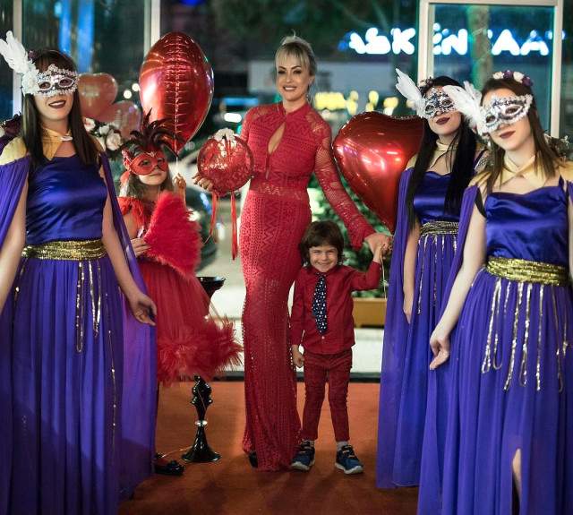 Yeliz Yeşilmen, 40'ıncı Doğum Gününü Kına Gecesini Andıran Partiyle Kutladı