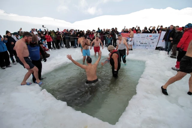 Dondurucu Soğuğa Aldırış Etmeden Buz Tutan Gölde Yüzdüler