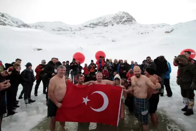 Dondurucu Soğuğa Aldırış Etmeden Buz Tutan Gölde Yüzdüler