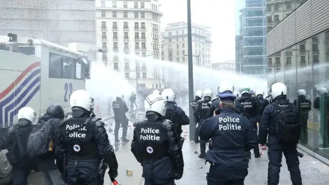 Brüksel'de Göç Protestosu: Aşırı Sağcılar Polisle Çatıştı