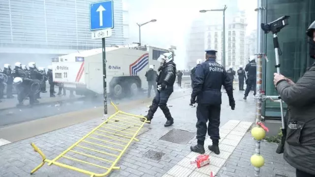 Brüksel'de Göç Protestosu: Aşırı Sağcılar Polisle Çatıştı