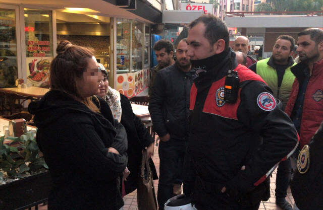Genç Kadının Çığlıklarını Duyan Vatandaşlar, Kapkaççıyı Yakalayıp Meydan Dayağı Attı Genç Kadının Çığlıklarını Duyan Vatandaşlar, Kapkaççıyı Yakalayıp Meydan Dayağı Attı