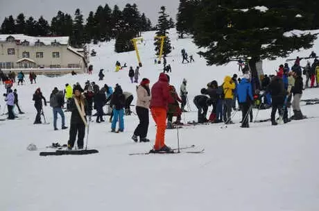 Tatilciler Uludağ'a Akın Etti, Teleferik ve Teleskilerde Uzun Kuyruklar Oluştu