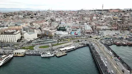 Eminönü'nde Vatandaşlar Yüzlerce Metre Umut Kuyruğu Oluşturdu