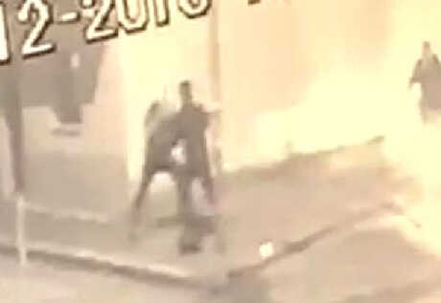 Genç Kadın, Sokak Ortasında Eski Sevgilisi Tarafından Bıçaklandı