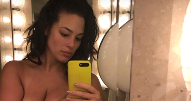 Ünlü Model Ashley Graham, Ayna Karşında Çırılçıplak Poz Verdi